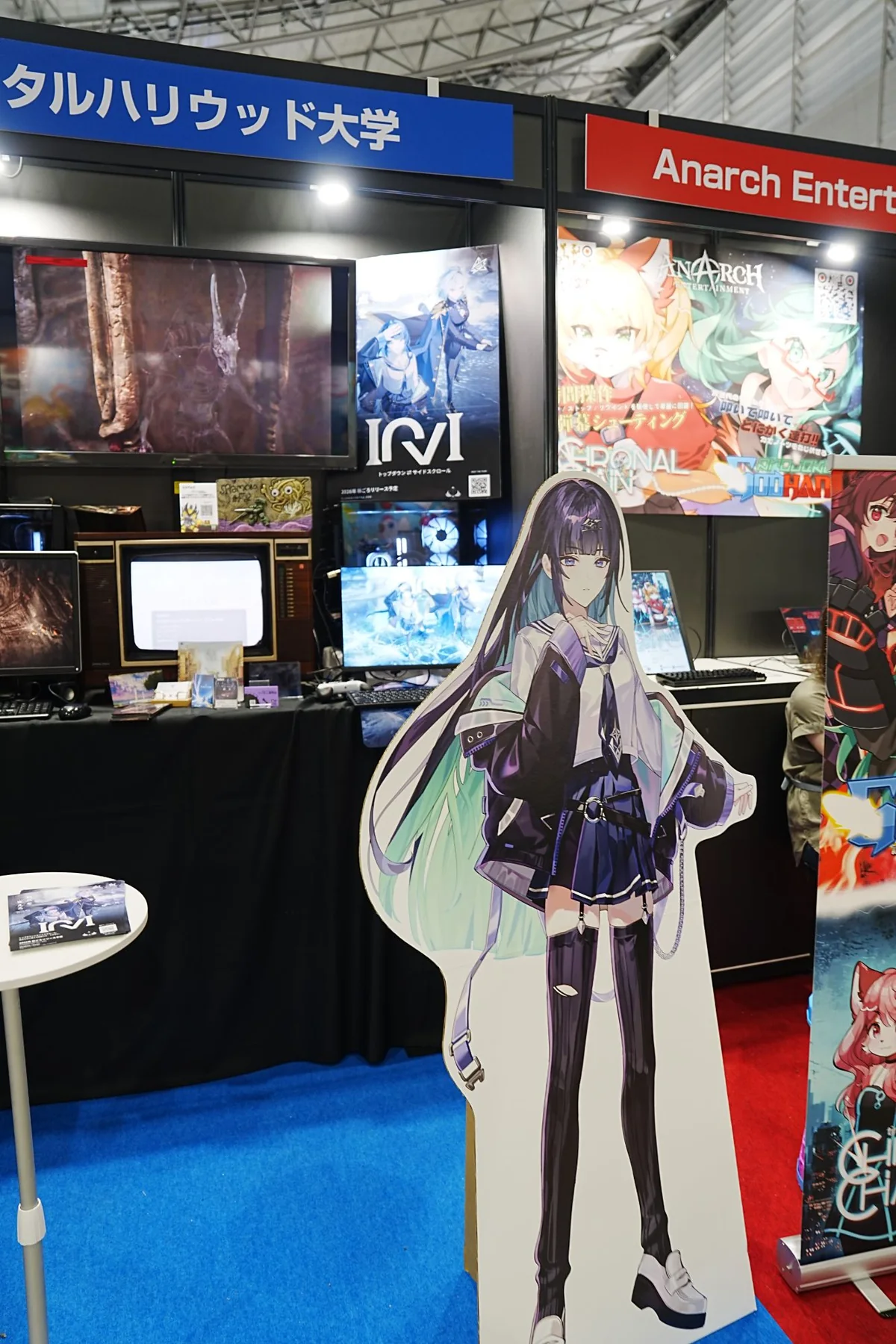 InvI のポスターと等身大パネル