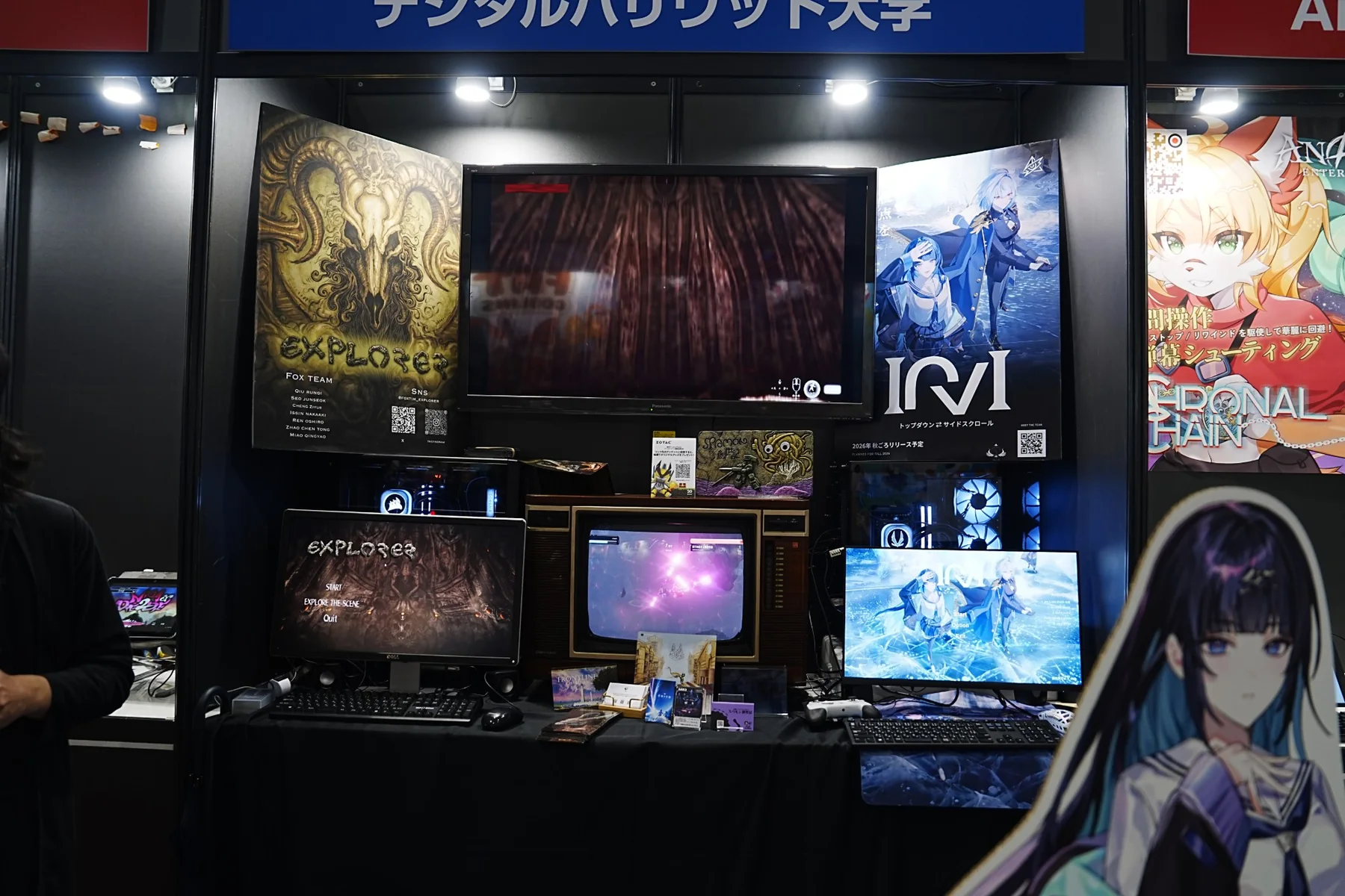 東京ゲームショウ 2026 のデジタルハリウッド大学ブース。InvI のポスターと試遊台